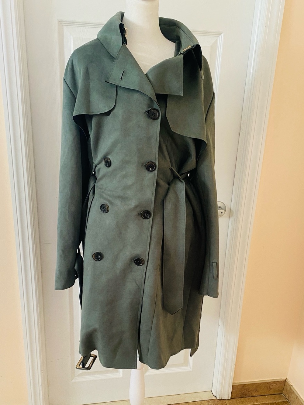 Elie Tahari trench size xl